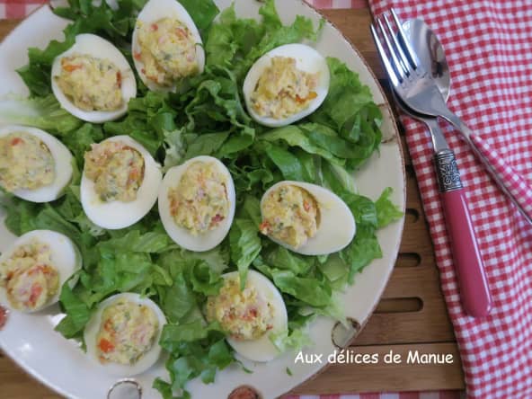Oeufs mimosa au jambon, tomates séchées et cornichons
