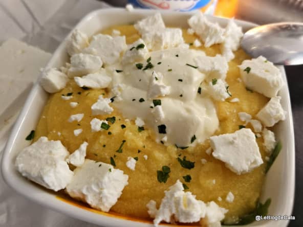 Polenta / Mămăliga avec du fromage feta et de la crème sure