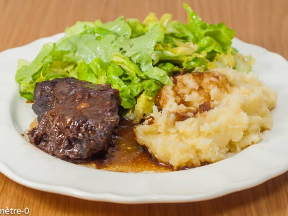 Joues de bœuf caramélisées, purée de panais