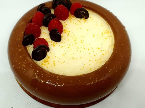 Entremets chocolat noir, citron vert, framboises
