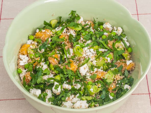 Salade de quinoa et semoule aux légumes printaniers et à la mangue