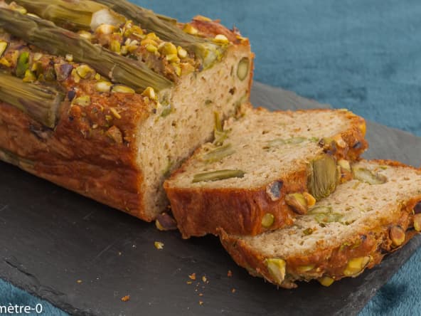 Cake salé aux asperges pistaches et emmental