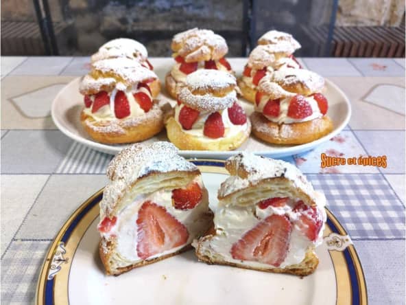 Choux aux fraises avec de la chantilly au mascarpone