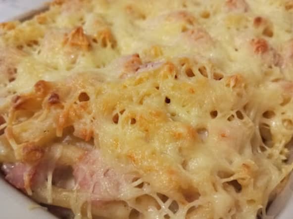 Le gratin de pâtes macaroni, sauce béchamel, jambon et fromage