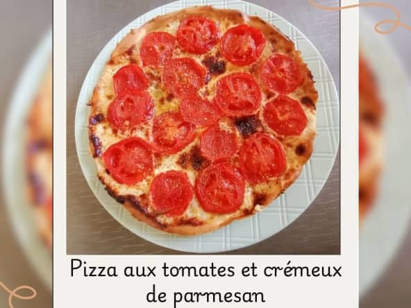 Pizza aux tomates et crémeux de parmesan