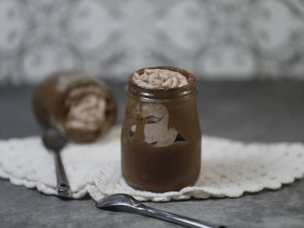Mousse au chocolat et chantilly au praliné
