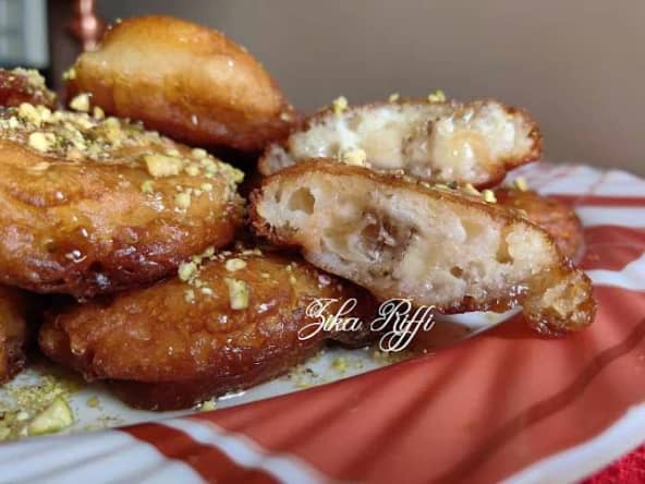 Beignets de banane au miel pur et pistaches d'Alep. Pâte à frire au miel.