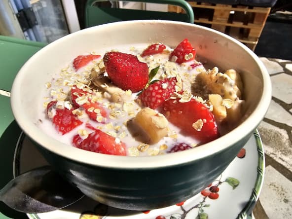 Pudding aux flocons d'avoine, bananes séchées et fraises sans sucre ajouté