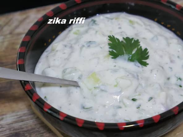 Tzatziki à ma façon avec concombre, oignon rouge, persil, yaourt et miel