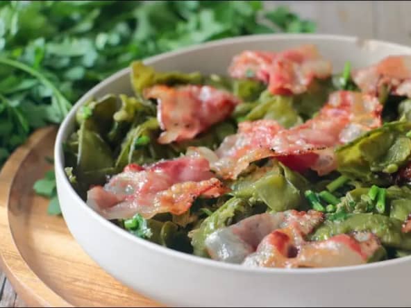 Poêlée de pois gourmands sautés aux tranches de lard
