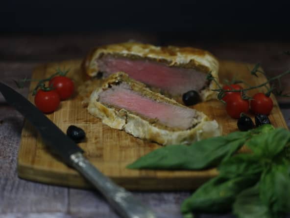 Filet de boeuf en croûte d'olives et tomates confites