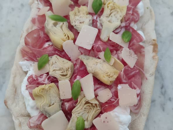 Pinsa romana coppa, burrata, artichaut : la pizza blanche romaine