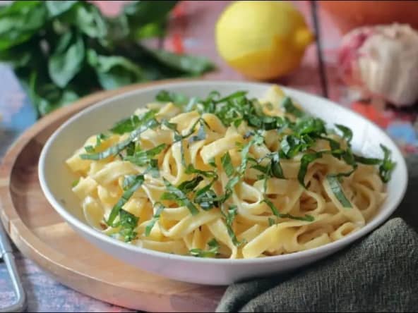 Pâtes à l'ail basilic et parmesan de Julien Duboué