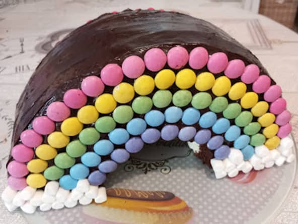 Le gâteau d'anniversaire arc-en-ciel