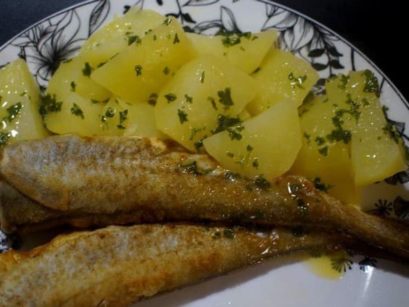 Merlan entier frit à la poêle et pommes de terre vapeur persillées
