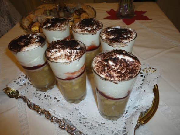 Cocktail de fruits, compote de fraises, Chantilly et boule de glace