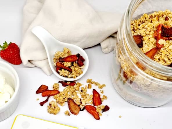 Granola maison aux fraises séchées ou déshydratées