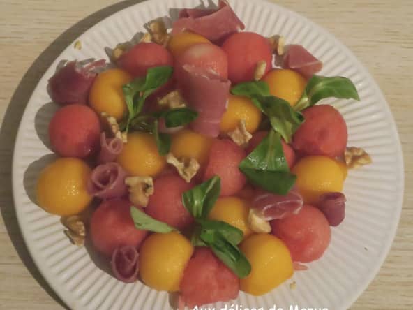 Salade de billes de melon et pastèque au jambon cru et noix : une belle salade estivale