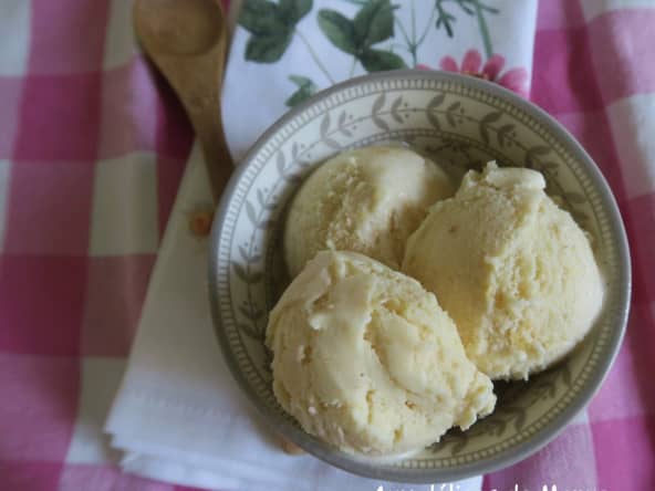 Glace à la pêche et lait concentré non sucré, avec sorbetière