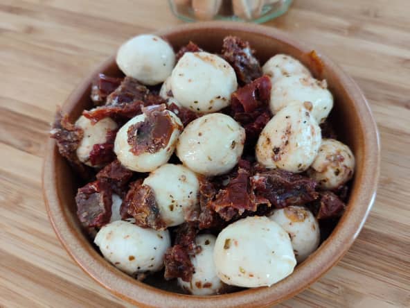 Billes de mozzarella marinées