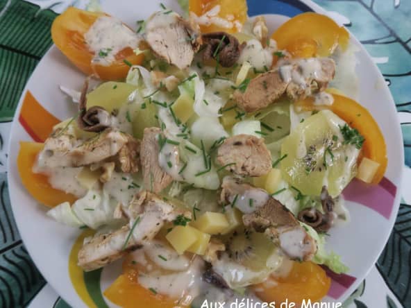 Salade au poulet, kiwi, tomates cerises, anchois et comté