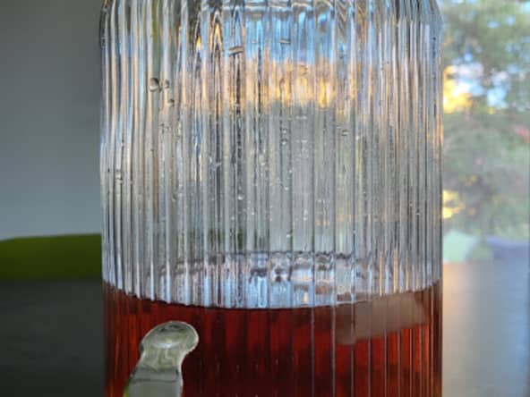 Thé glacé aux fleurs d'hibiscus et fleurs de sureau
