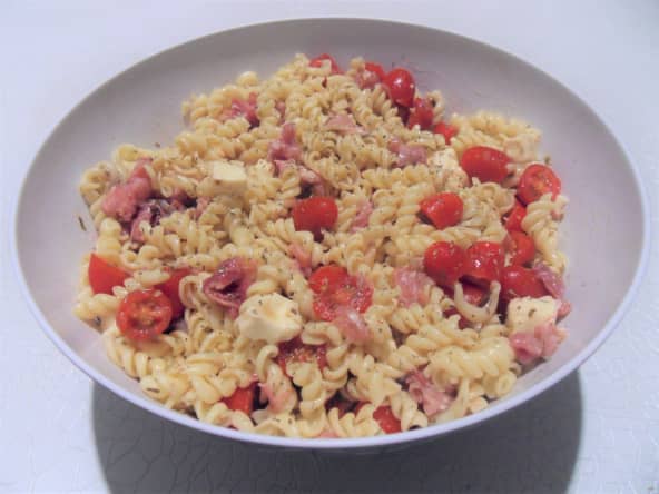 Pâtes au jambon de Parme, tomates cerise et fromage mozzarella