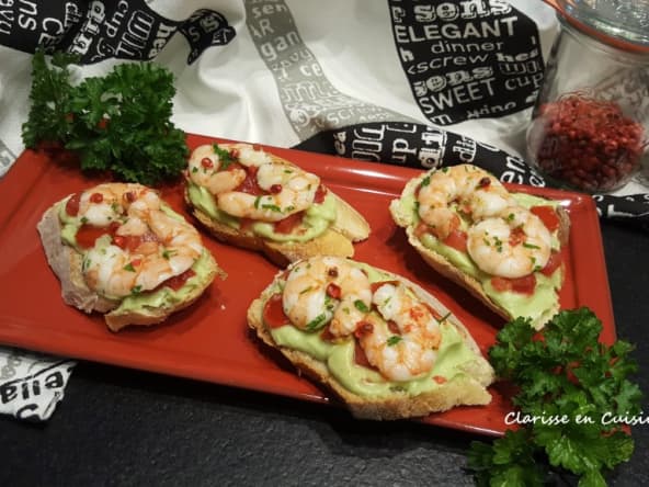 Bruschetta à la crème d’avocat et crevettes marinées