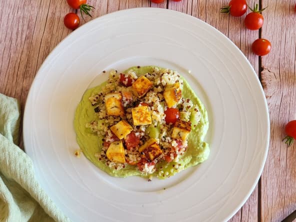 Taboulé de quinoa, halloumi et crème d’avocat