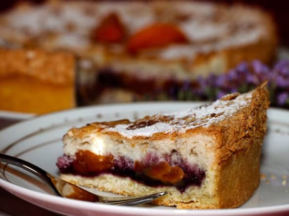 Tarte abricotine, cassis et amandes