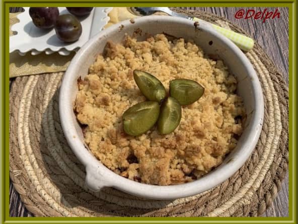 Crumble aux prunes et pêches de vigne