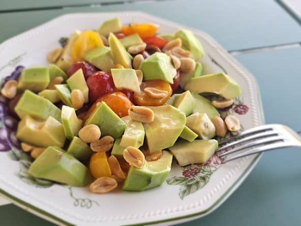 Salade d'avocat, tomates cerises et cacahuètes