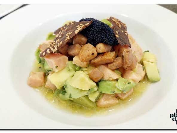 Thon sauté sur un tartare de saumon à l'avocat