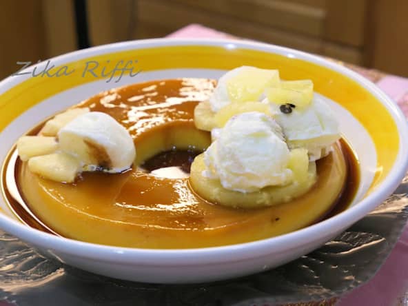 Flan maison à l'ananas caramel et boules de glace vanille pour régaler les petits