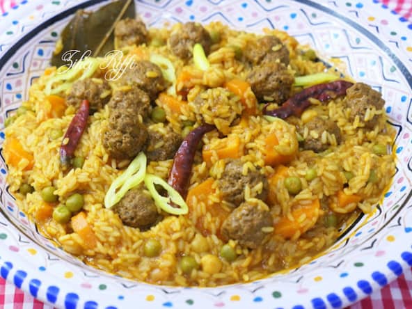 Riz algérien aux boulettes, carottes et petits pois au safran