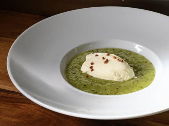 Soupe de kiwi, quenelle de chocolat blanc