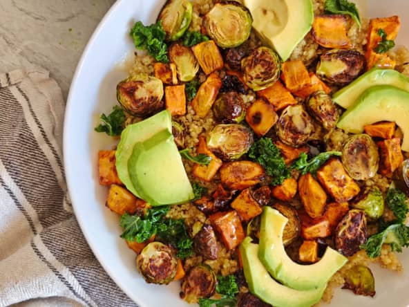 Salade de quinoa, choux de Bruxelles, et avocat