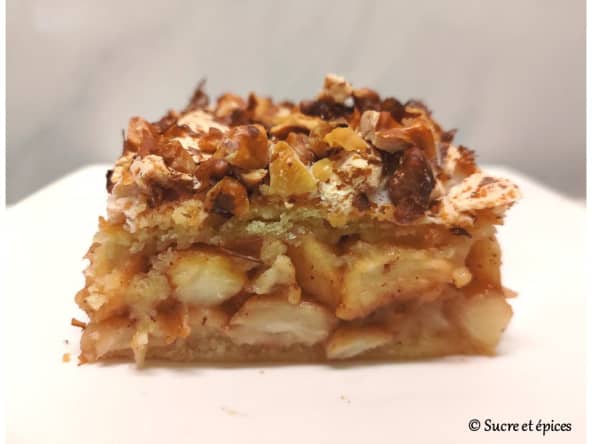 Carrés sablés aux pommes avec meringue et noix