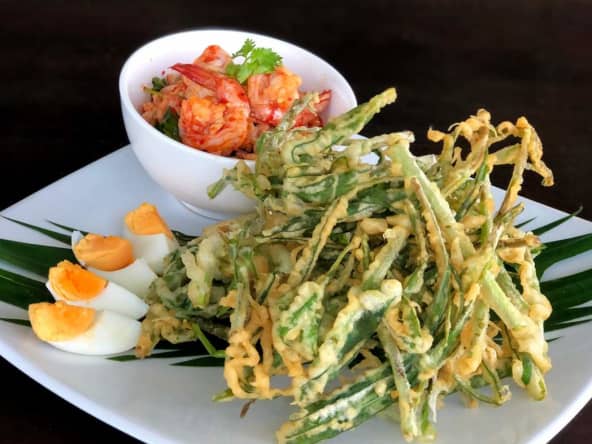 Tempuras de liserons d'eau, sauce coco-crevettes
