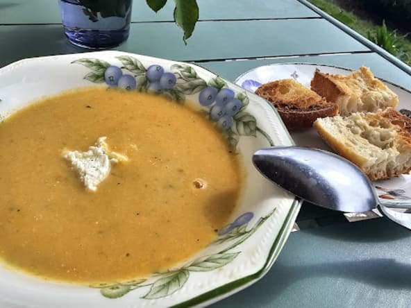 Velouté de courgette jaune avec du bouillon de couscous