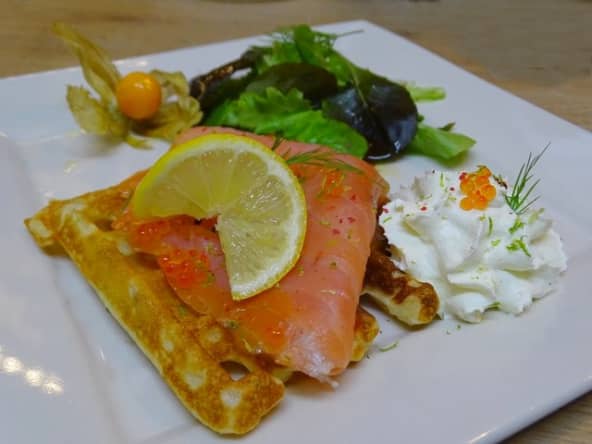Chiffonnade de saumon fumé gaufres aux fines herbes et espuma aux baies roses et à l'aneth