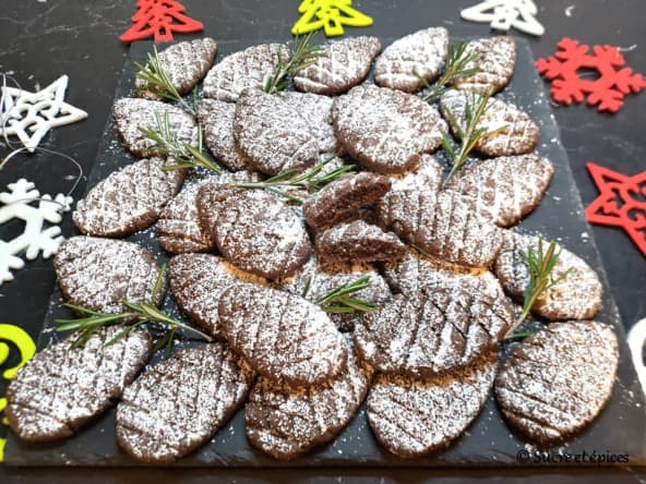 Biscuits chocolatés en forme de pommes de pin