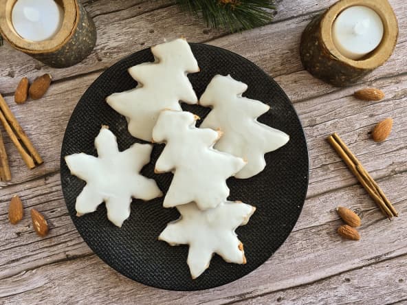 Sablés sapins de Noël glacés