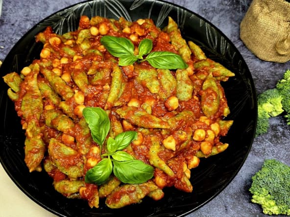 pâtes ou pasta végane au brocoli et sauce tomate
