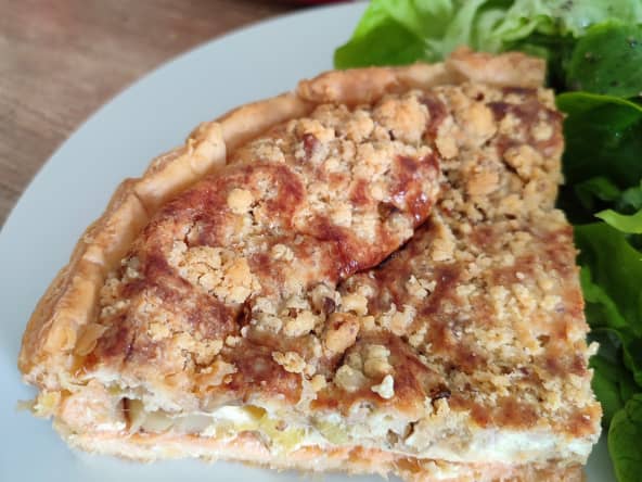 Tarte saumon, poireaux, chèvre et son crumble aux noix