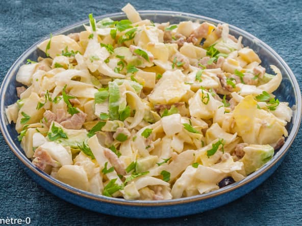 Salade d’endives aux lardons, avocat, pomme et comté