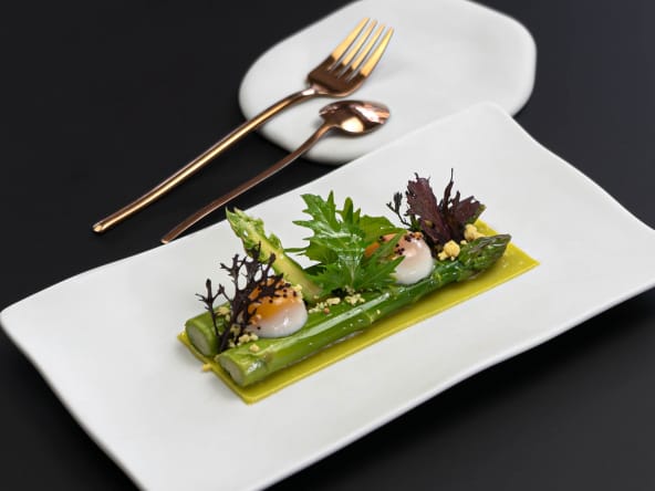 Asperges vertes, jaune fumé, œufs de caille, moutarde