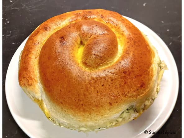 Pain roulé au fromage, oignons verts et ciboulette