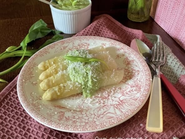 Asperges blanches, sauce à l’ail des ours