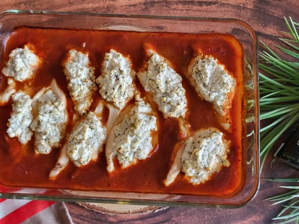 Poulet farci à la ricotta et sauce tomate.